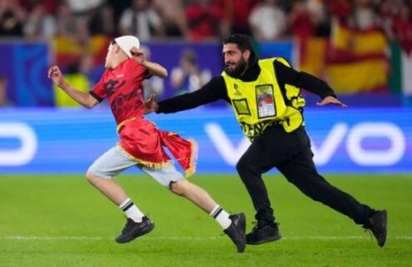 Me qeleshe dhe flamur, kush është TIFOZI që hyri në fushën e Shqipëri-Spanjë!