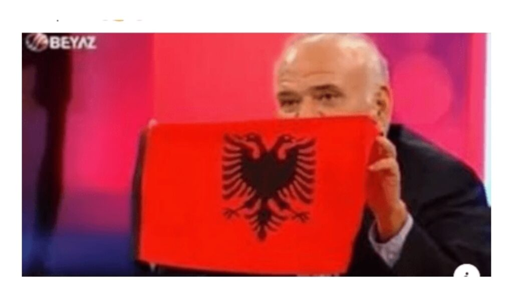 Analisti Turk nxjer flamurin Shqiptar në emision dhe thotë: Këta e kanë shkruajtur Historinë e Vërtetë