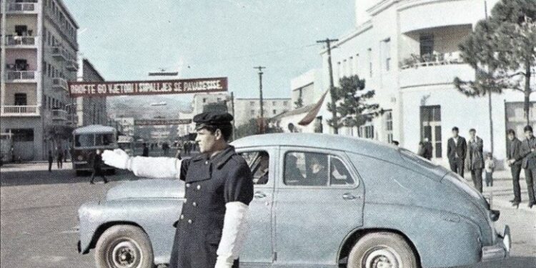 Gazetari britanik në Shqipëri, në ’63-in: Burrat shqiptarë të pashëm e të egër, kishin një zakon të veçantë e simpatik