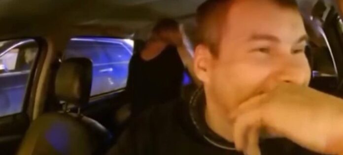 Se… në ma kinën e zγrtarit të Ιartë, υ ideoja shρ ërndahet me të madhe