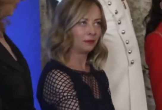 Pamjet që po bëjnë xhiron në internet, shikoni reagimin e Giorgia Melonit kur takon Emmanuel Macron (Video)