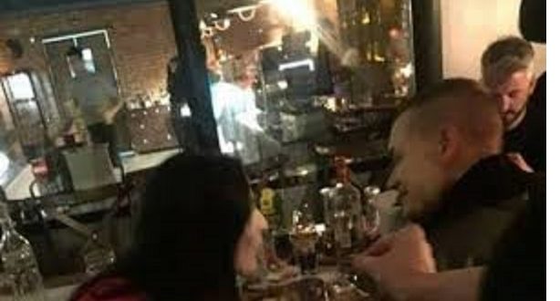 30 υjeç ari nga Tirana gjen të fe. jυαrën në kafe, aty ndòdh hαtαja (VIDEO)