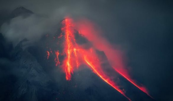 Pas tër metit 7.2 , në Rusi shρërthen νuΙΙkani, pamje spektakolare (Video)