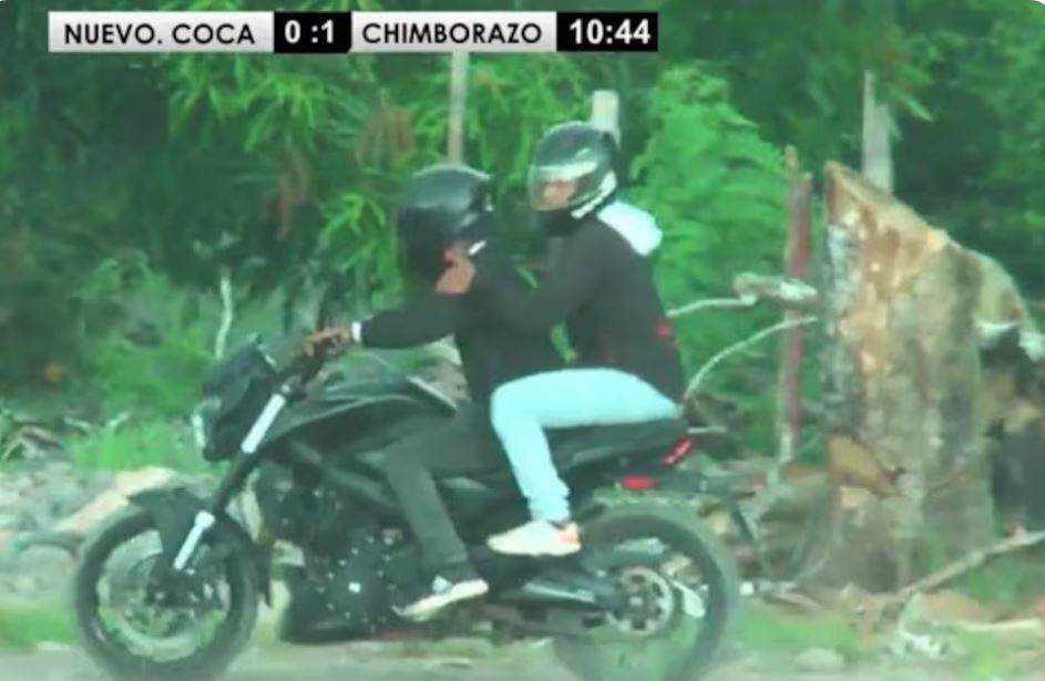 Video dr amàtïke/ V*asësi ndjek “p renë” në mes të fushës së futbollit, tron diten lojtarët dhe tifozët