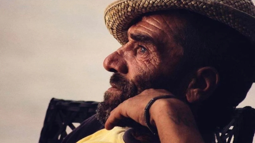 Ndërron jetë Komo, endacaku që u shndërrua në personazh të njohur në Korçë