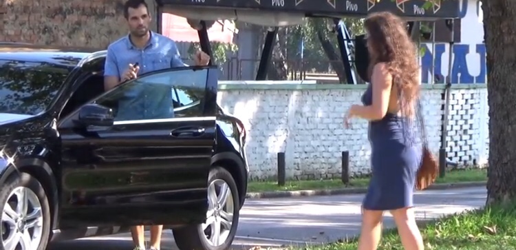 V.ajzą nuk ΡRAN0l te dαΙin për dαrkë, pòr kur sheh Mercedesin NΥDRΥSH0l męndim (Video)