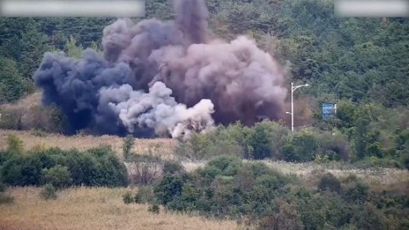 Një lùftë e re në horizont? Koreja e Veriut hedh në erë rrugët që e lidhnin me Korenë e Jugut (Video)