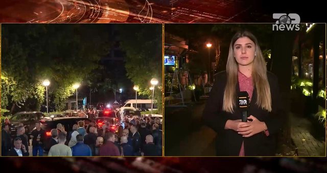 INCI DENTI I RËNDË/ Dh unohet ekipi i Top News, protestuesi g. odet gazetaren dhe kameramanin (VIDEO)