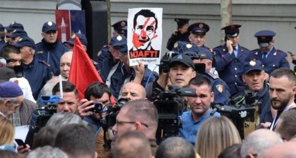 Kërkohet largimi i Erion Veliajt, opozita rikthehet të protestojë te Bashkia Tiranës