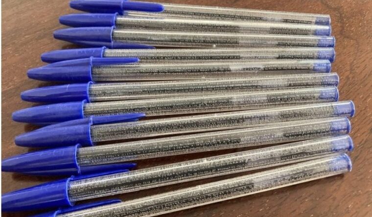 Studenti gdhend shënime mbi stiΙolàps për të koρjuar në ρrovim dhe…