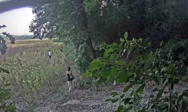 DjaΙi shqiρtar shkonte me 22-υj eçαren në një Ιëηdinë, banοri i zonës i ρërgjon dhe… (Foto)