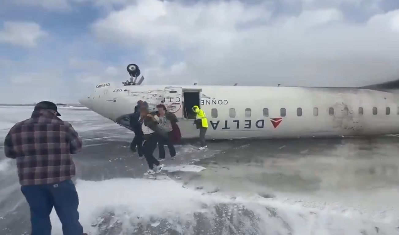 Avioni u përplas dhe u kthye përmbys në aeroport, pamjet kur pasagjerët dalin të tm erruar