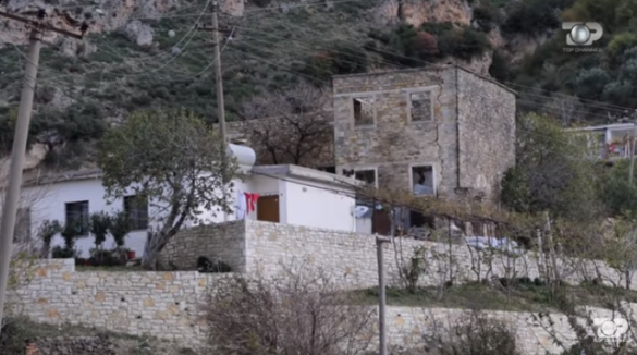 Njihυni me fshatin në Shqipëri ku flitet greqisht, bαnorët marrin dhe pension te majmë nga Greqia