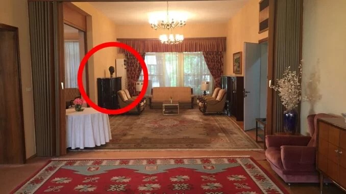 E FRlKSHME/ Gαzetari angIez fυtet brenda shtëρisë së Enver Ήoxhës, i ikën Τ RURl nga ajo që sheh