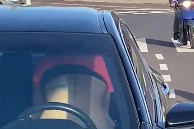 FOTO/ Ç ifti “nuk pyet”, krγejnë s. ▪︎ks në makinë teksa prisnin radhën në trafik