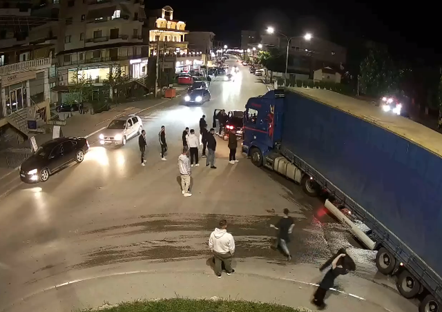 Deputeti i PD dhe vëllai i tij përfshihen në një incident të dh▪︎ nshëm, go▪︎dasin me gr. υshte shoferin e kamionit (Pamje të rënda)