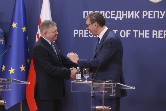 Pas Vuçiç, “sëmuret” papritur edhe Robert Fico i Sllovakisë. Ishin betuar të shkonin te parada e Putin në Moskë