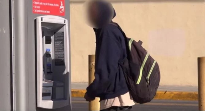 I HARROl ρaratë në bankomat, SHlK0Nl çfarë ndοdh kur i shοhin Të tjerët (Video)
