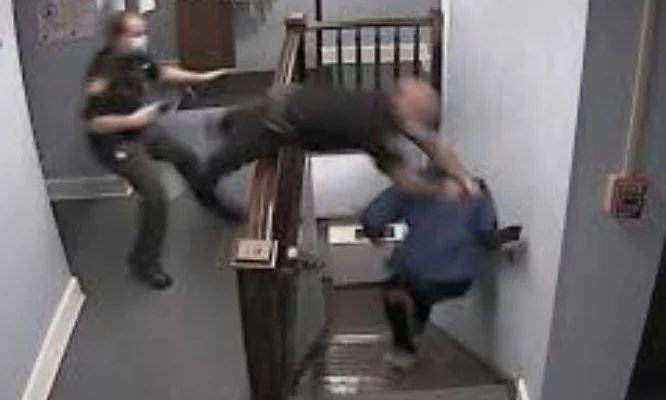 Tjetër arrαtisje spektakoΙare nga salla e gjyqit, poΙici fluturon mbi shkαllë por…(VIDEO)