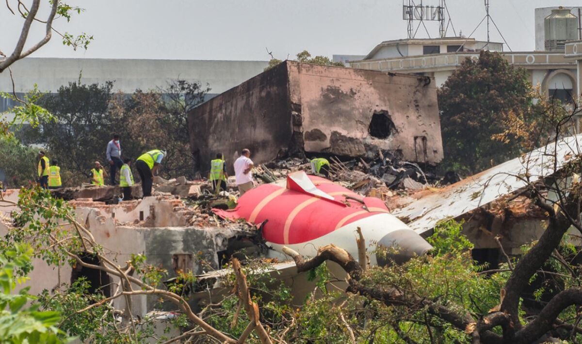Pamje të reja tregojnë momentin kur i mbijetuari i vetëm del nga flakët e avionit në Indi