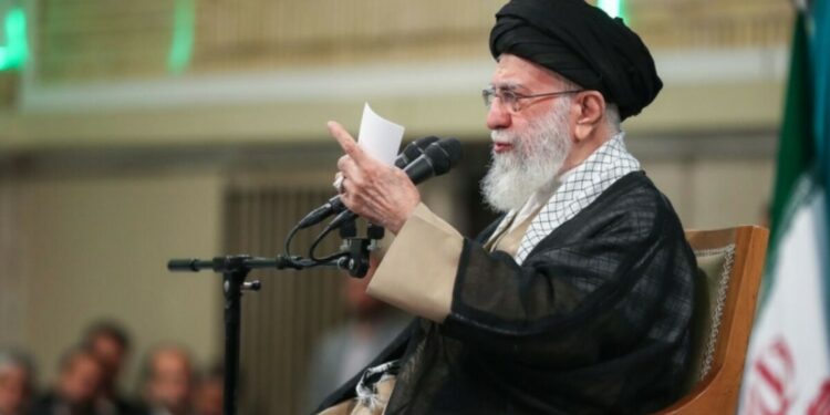 “Ditët e tij janë të numëruara”/ Irani ‘i frikësuar’, zyrtarët po mendojnë largimin e liderit suprem