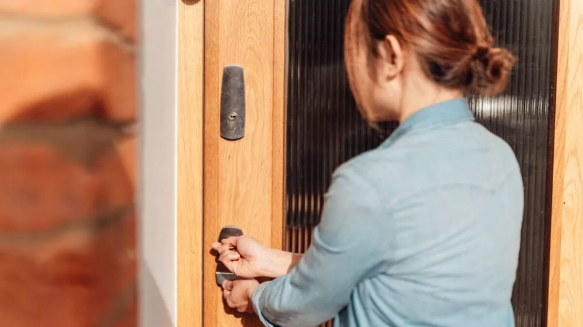 Hyri për herë të parë në shtëpinë e re, gruaja HABITET kur gjen se çfarë kishin lënë pronarët e mëparshëm