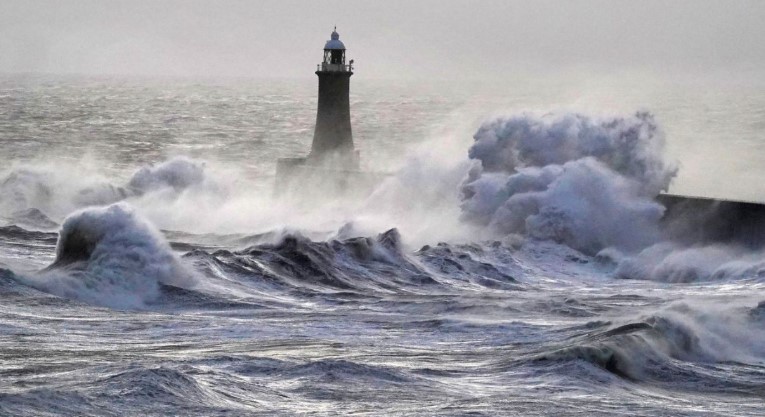 ‘Erëra deri në 145 km/orë!’ Meteorologët lëshojnë arlarmin: Ndërprerje energjie dhe anulime fluturimesh!