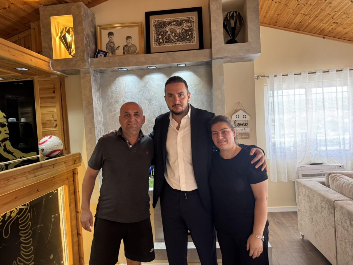 U υra nga bashkëmoshatari, Ervin Salianji takohet me prindërit e 14-vjeçarit Martin Cani: Ngjarje të tilla s’duhet të harrohen kurrë, kambanë alarmi për të gjithë ne