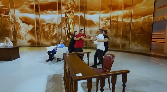 “Paratë e mia i hëngre, mua s’më njeh…?” Dy vëllezërit kacafyten para syve të nënës