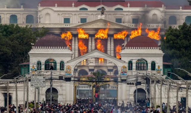 Atletja greke bllokohet në Nepal: Jemi fshehur në pyll, po digjet i gjithë vendi! Presim ndërhyrjen e ushtrisë