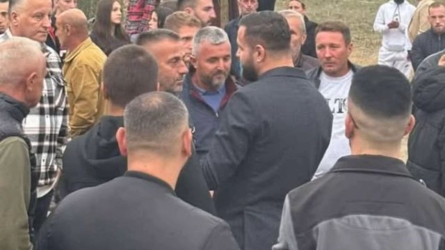 Gjesti i jep lamtumirën e fundit vëllait, Luiz Ejlli dhe Egli Tako ngushëllojnë këngëtarin gjatë varrimit