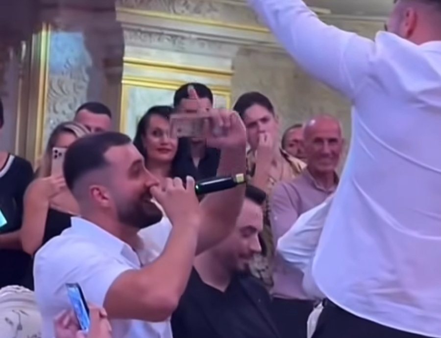 “Sa i bien dielli Taraboshit, aq jetoftë emri i Tom Doshit”, djemtë e politikanit mbulojnë me para Jozin (Video)