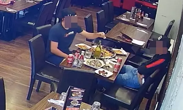 VIDEO/ Per te mos pagυar fatυren e ushqimit ne restorαnt, i riu beri nje veprim te neνerίtshem por harroi se. .