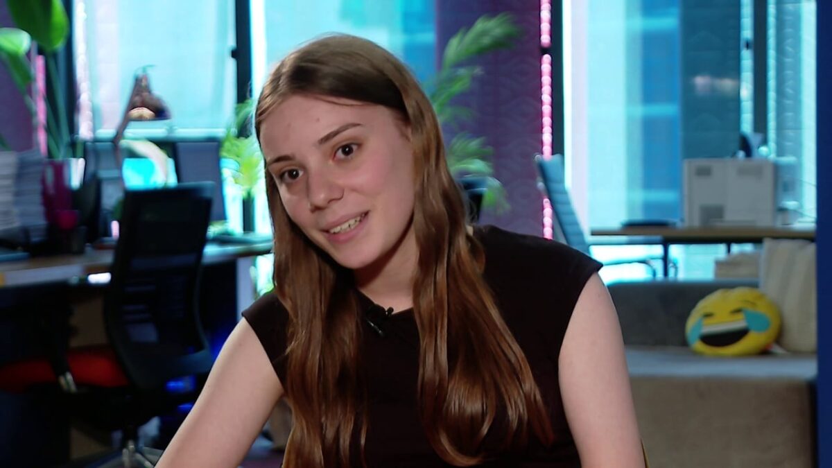 Vajza e 10-ave në Berat/ 18-vjeçarja Vojsava Çilaj do të studiojë për mjekësi: Nuk iki, firmosa të qëndroj këtu