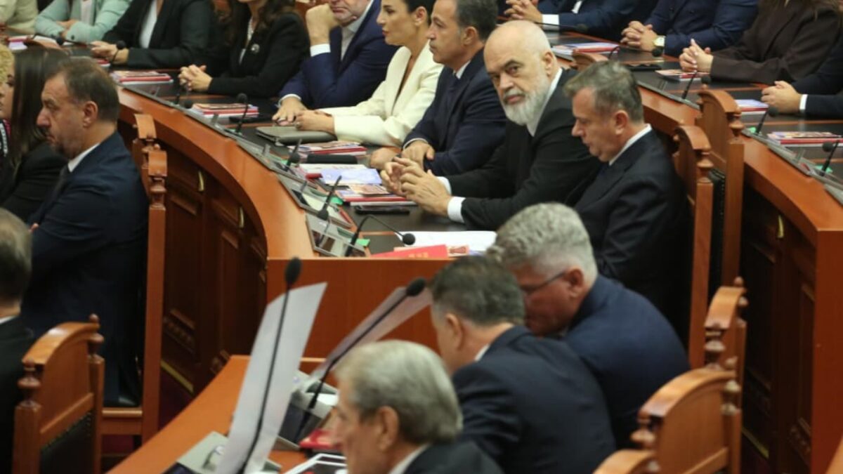 Prapaskenat e seancës së parë në Kuvend, Rama nuk i ndan sytë Berishës (FOTO)