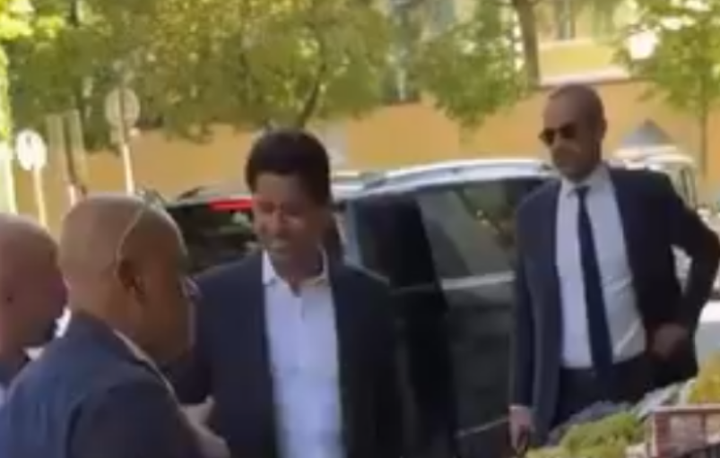 Presidenti i PSG-së shfaqet në rrugët e Tiranës, miliarderi Al Khelaifi bëhet viral nga dyqani i fruta-perimeve (Video)