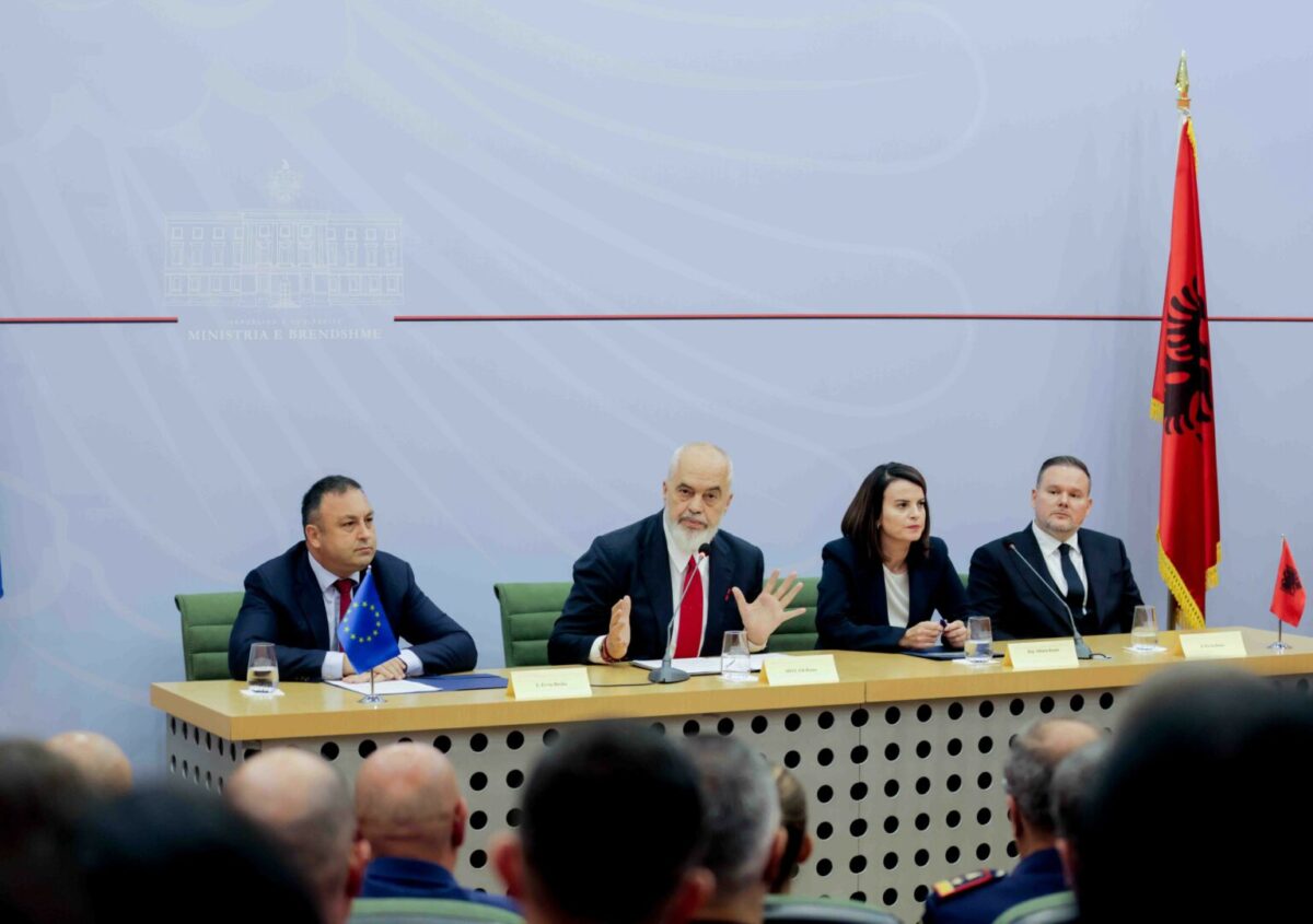 “U kanë vënë gjoba personale fshatarëve”, Rama “shkund” PoIicinë: Syri i Tiranës ka 4-5 kate pa leje, policia shkoi kapi një 90-vjeçar matanë Dajtit si ndërtues ilegal