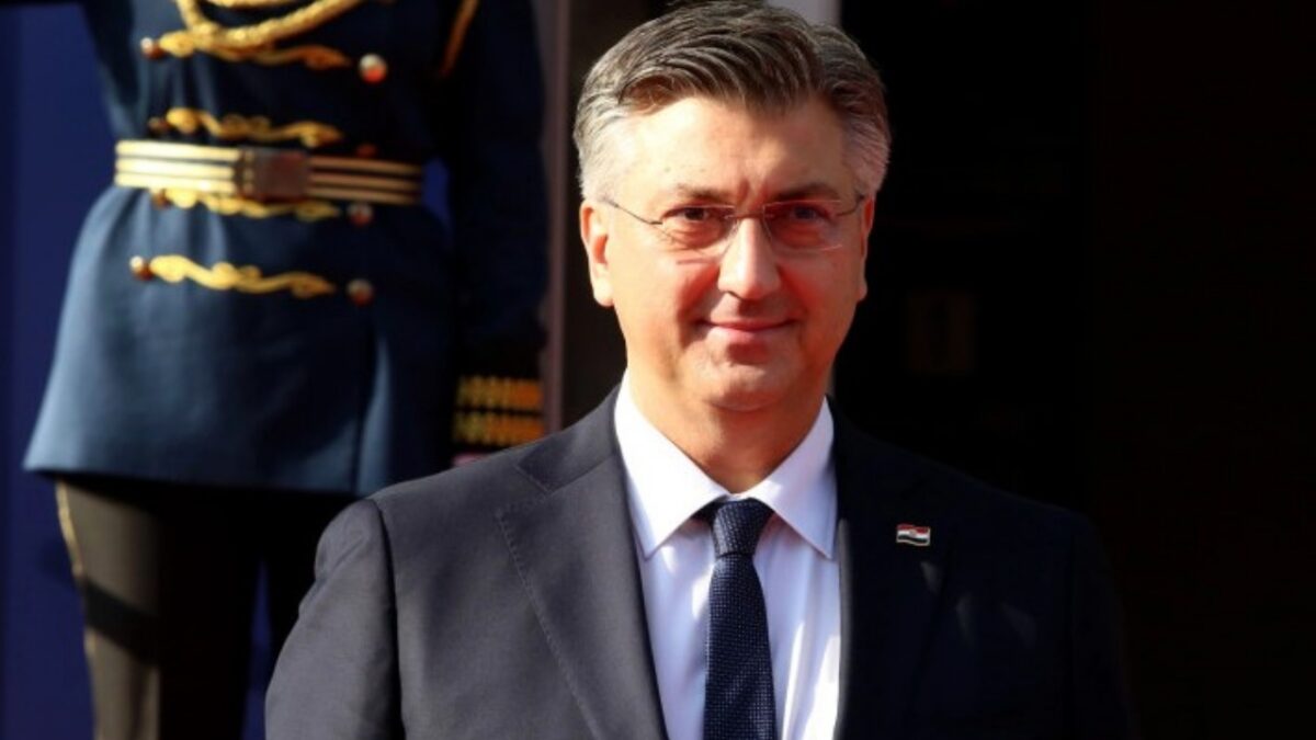 “Serbia është në prag të luftës civile”, paraIajmërimi i kryeministrit të Kroacisë
