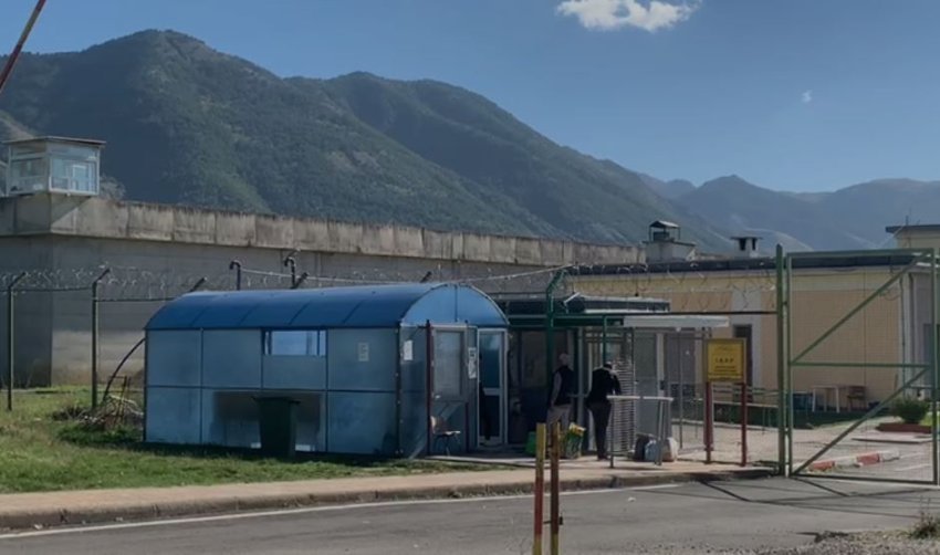 Kontroll në burgun e Drenovës! Zbulohet kanabis dhe një telefon, dyshohet se i përket Laert Haxhiut