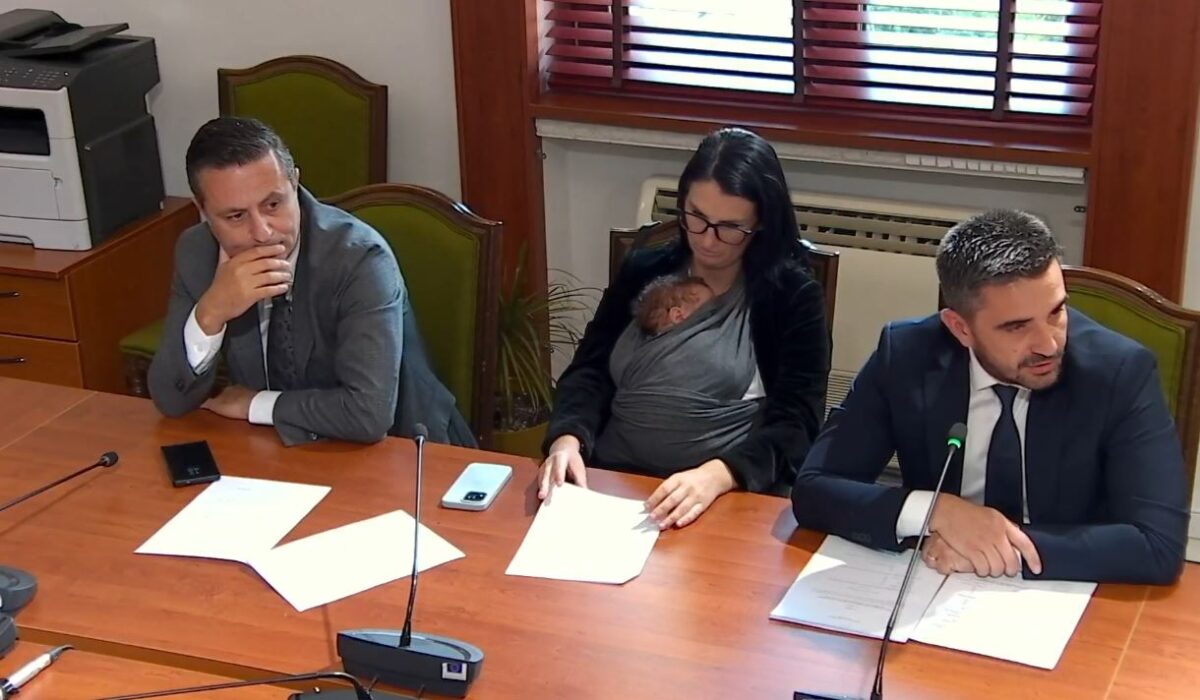 Befason deputetja e PS, shkon me foshnjën në Komisionin Parlamentar