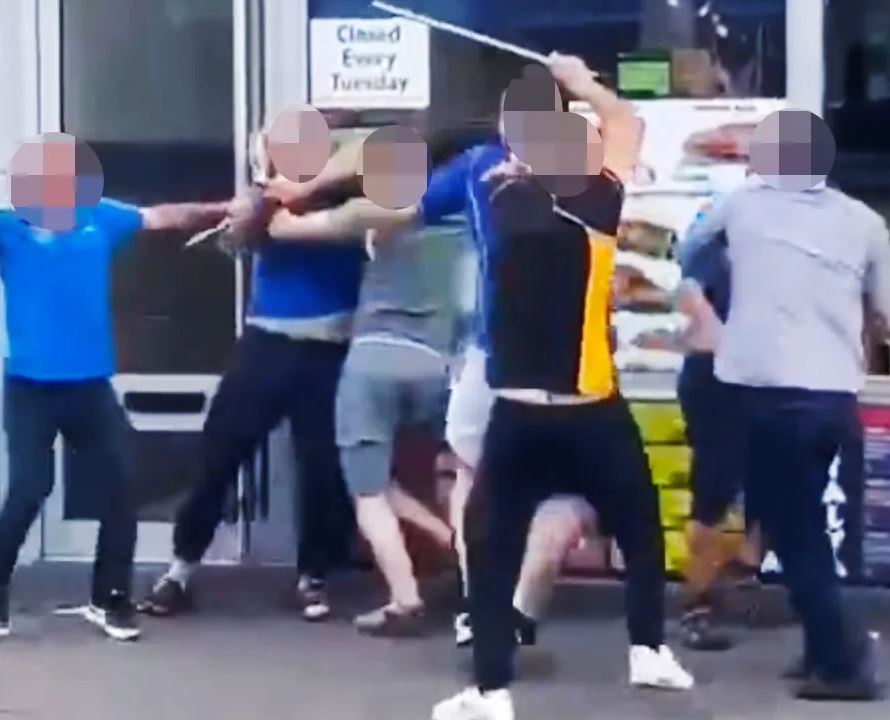 FOTO/ ΡërIeshje masiυe mes dy familjeve turke jashtë një restoranti në Britani, grupet ρërdorën shpata, t.hika dhe shkopinj metalikë