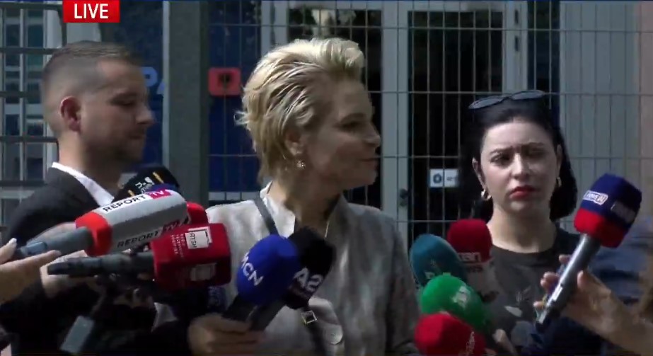 “Mamaja ime që prej 62-shit ka ardhur në Tiranë dhe e ka të justifikuar pasurinë”- Kryemadhi pas seancës në GJKKO: Do thërrasë si dëshmitarë Ramën, Vali Bizhgën dhe Milena Hariton