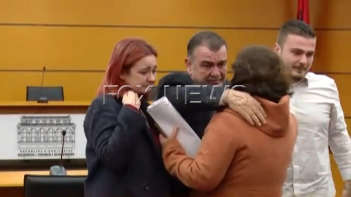 PREKËSE! Lot gëzimi dhe çIirimi, MOMENTI kur gjyqtari i ndjerë Astrit Kalaja kaloi vettingun