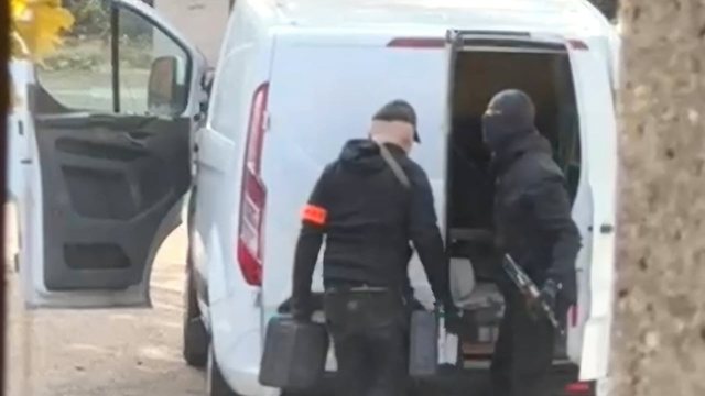 U maskuan si oficerë policie, banda e armatòsur grabit punishten e arit në Francë (Video)