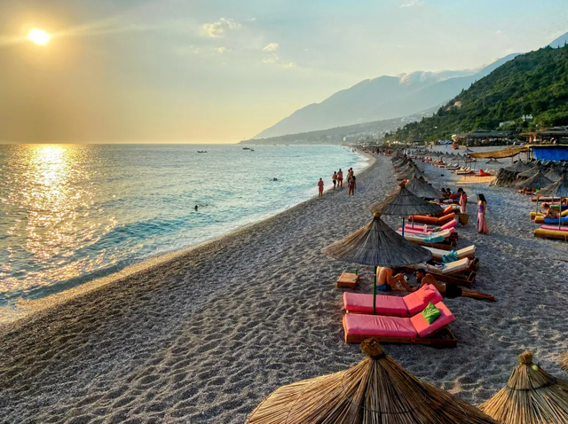 Zhgënjim nga pushimet në Shqipëri, turistët polakë hedhin në gjyq hotelin me 5 yje