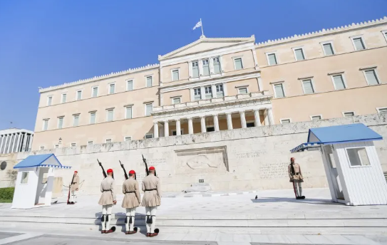 Deri 13 orë në ditë/ Parlamenti grek miraton projektligjin për zgjatjen e orarit të punës