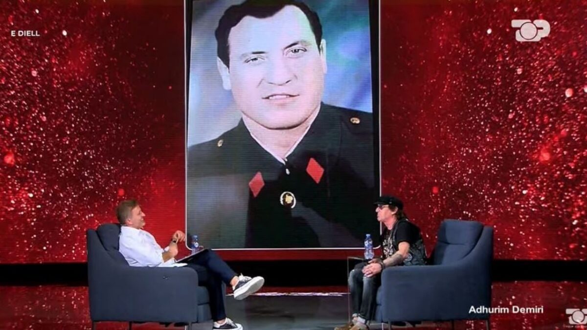 “Më ra të fikët, s’e njoha babain kur doli nga burgu”/ Rrëfimi RRËQETHËS i këngëtarit të njohur: Këndova 72 orë pa…