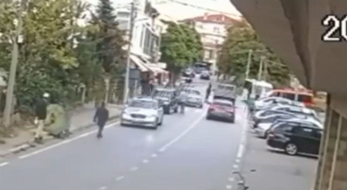 Pamje nga sherri në Bilisht, 3 persona me shkopa bejsbolli sulmojnë 39-vjeçarin, ai plagos me t hikë njërin nga autorët (VIDEO)