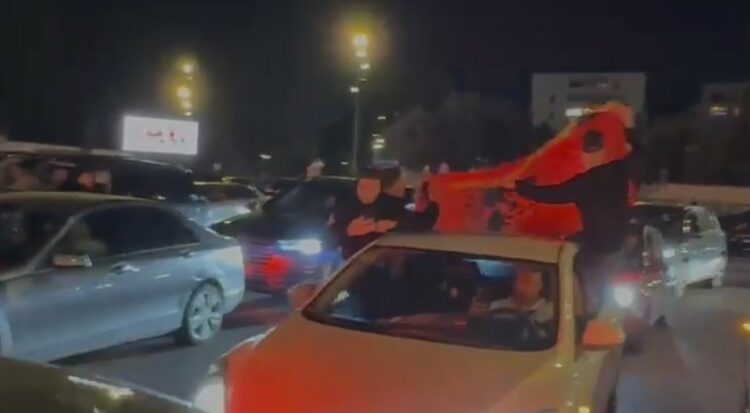 Triumfi i Shqipërië tifozët “pushtojnë” rrugët e Tiranës dhe qyteteve të tjera
