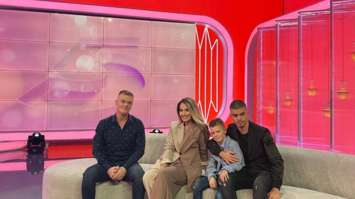 Me gruan dhe djemtë në studio, aktori i “Portokallisë” tregon lidhjen e tij me Elvis Naçin: I ka vendosur emrin…